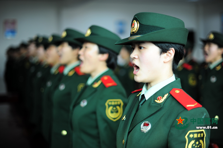 武警四川总队举行2015年度女新兵宣誓授衔仪式