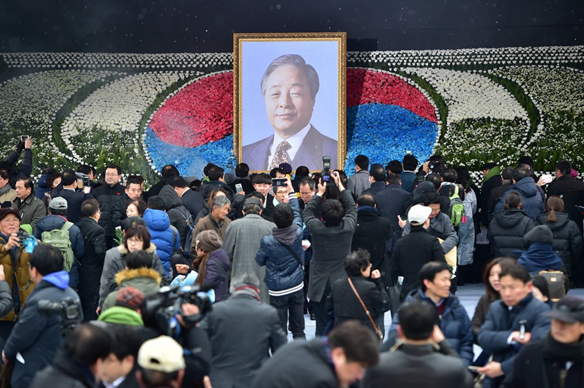 韩国前总统金泳三安葬仪式举行