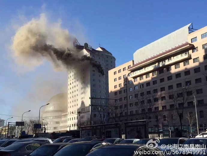 北京西站附近大楼着火伤亡情况不明