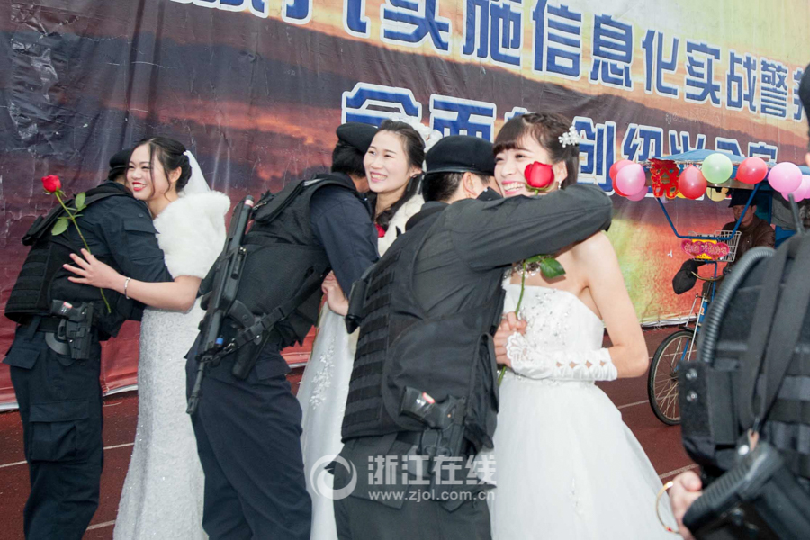 13 全副武装"110"式求婚 绍兴特警让新娘感动落泪