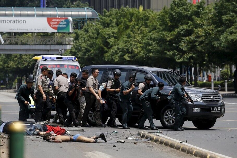 印尼首都多起自杀式爆炸 枪战现场图曝光