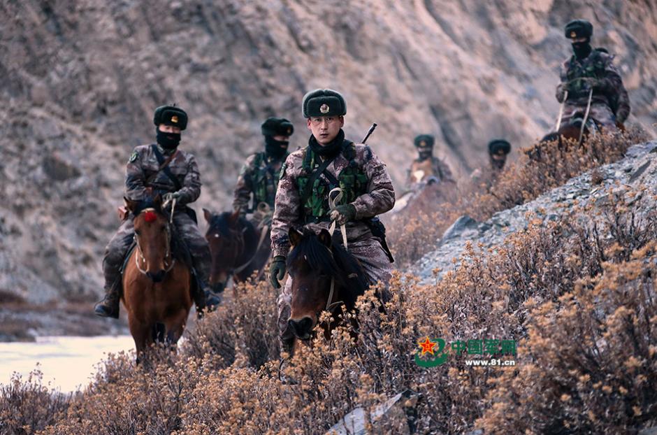 别迭里边防连官兵乘马巡逻在崎岖不平的山路上.特约记者王宁摄影