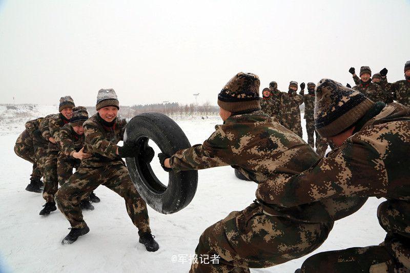 武警战士冬季练习雪地拖轮胎