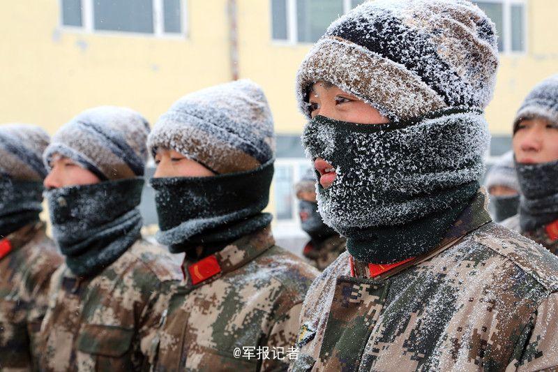 武警战士冬季练习雪地拖轮胎