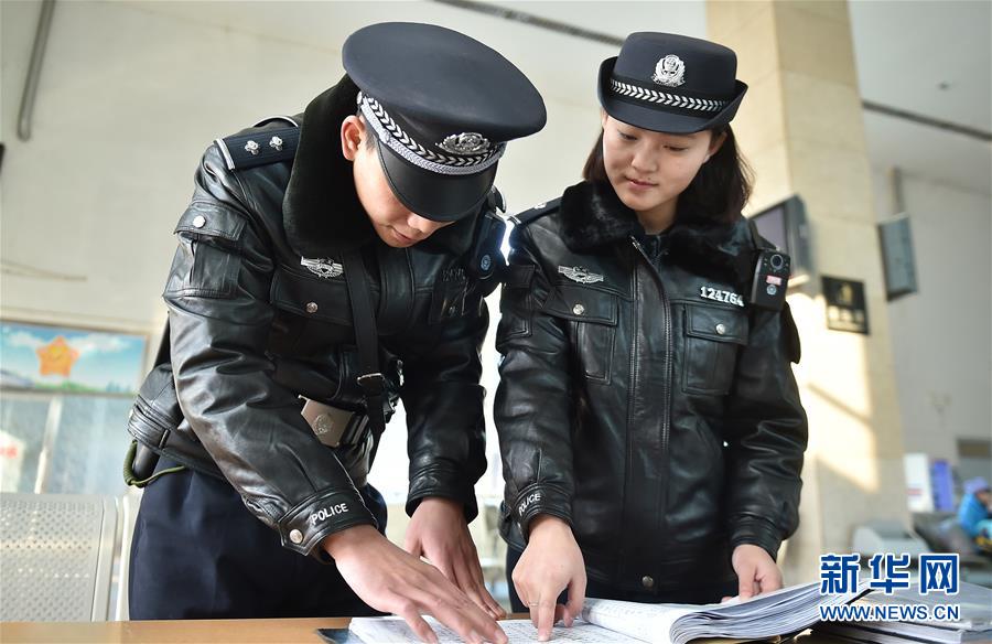 军嫂女警服务春运