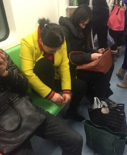 网爆一女子在上海地铁当众脱鞋剪脚趾甲