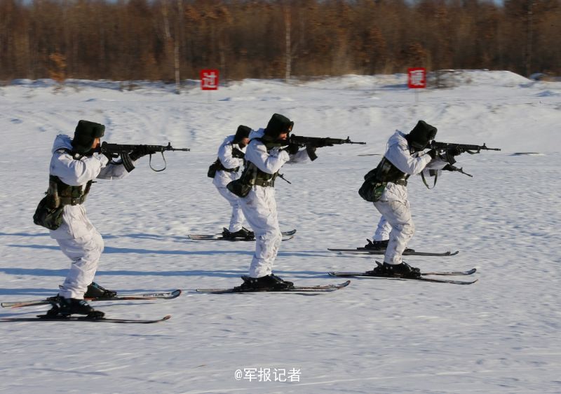 驻东北解放军展示滑雪射击技能