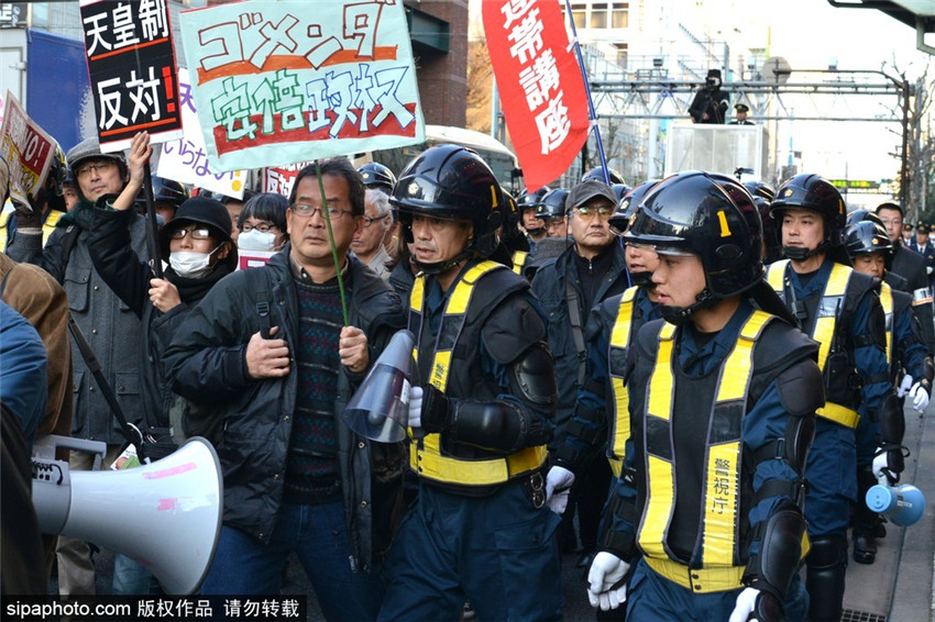 日本多地爆发游行