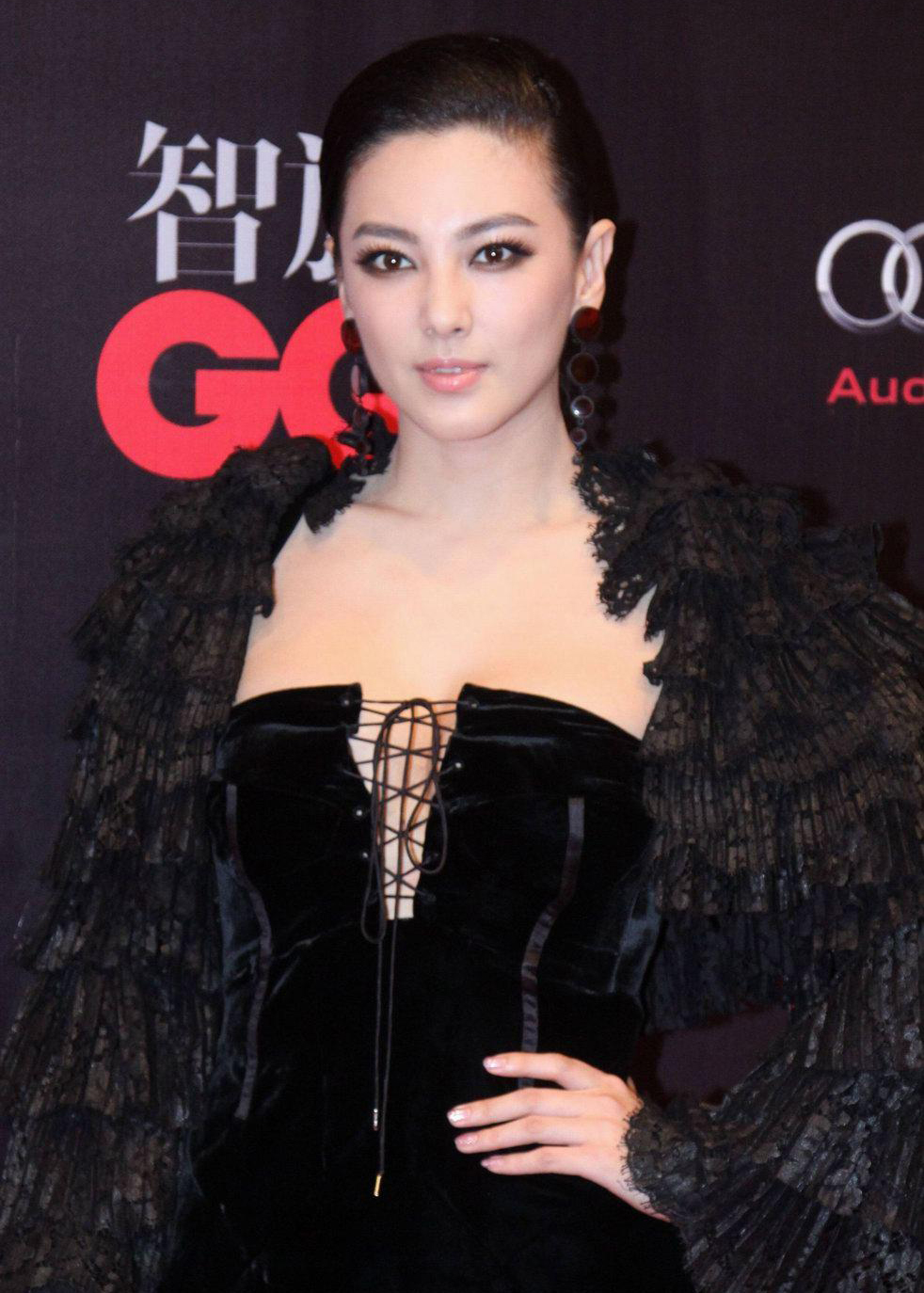 图为"健身狂魔"张雨绮秀魔鬼般身材,35d美胸,大长腿,小蛮腰,被网友称
