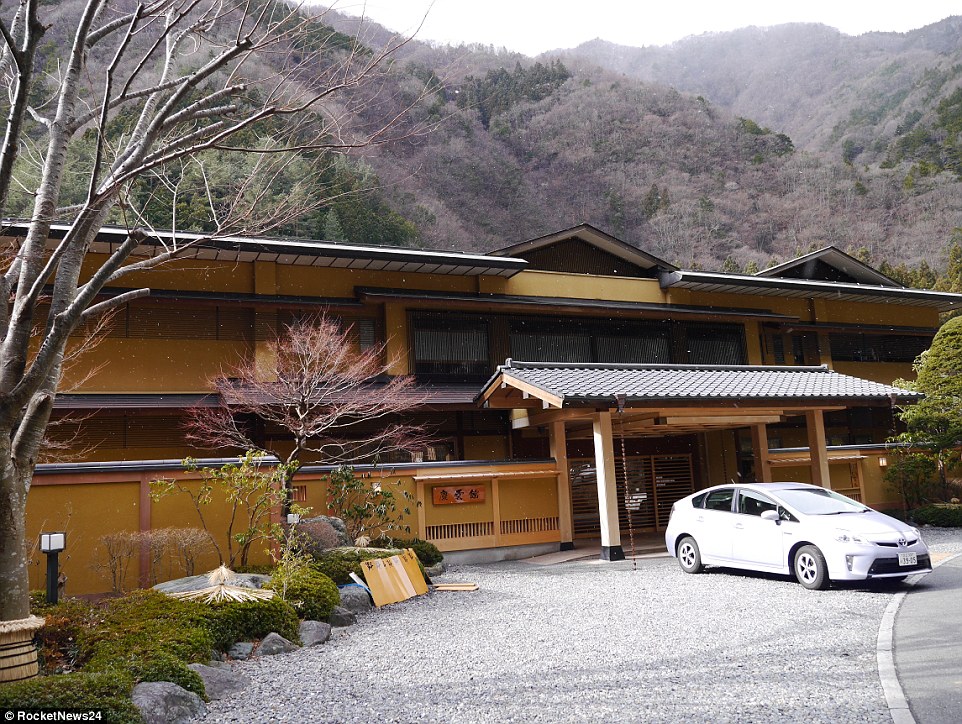 日本山梨县温泉客栈小径通幽诗情画意无限