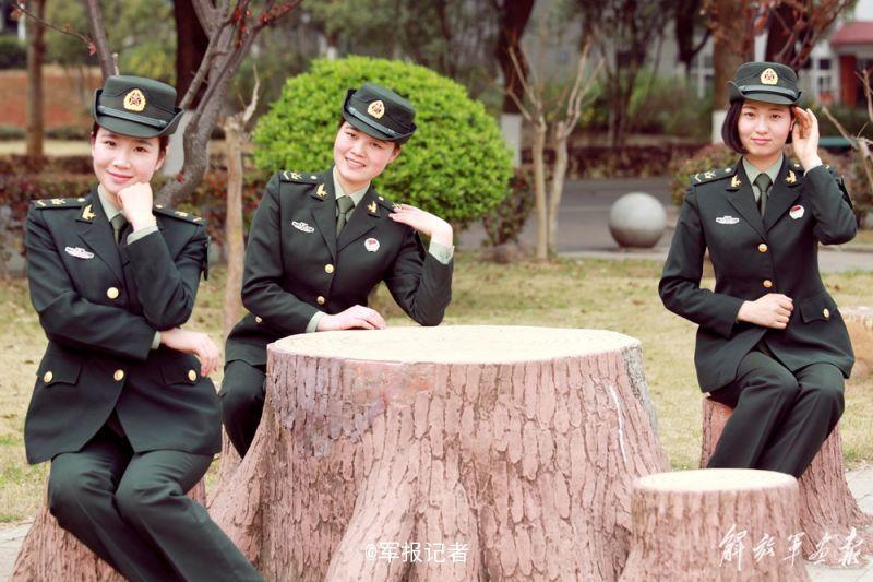 靓丽女兵们勇士车顶上摆pose