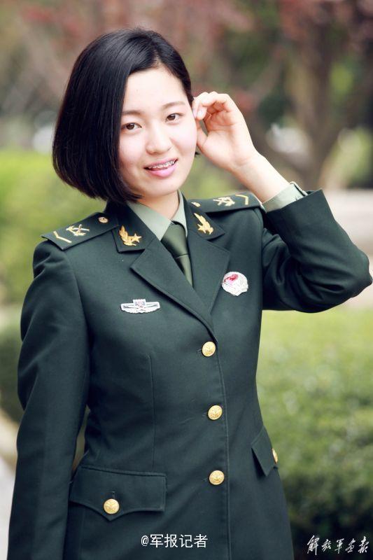 靓丽女兵们勇士车顶上摆pose