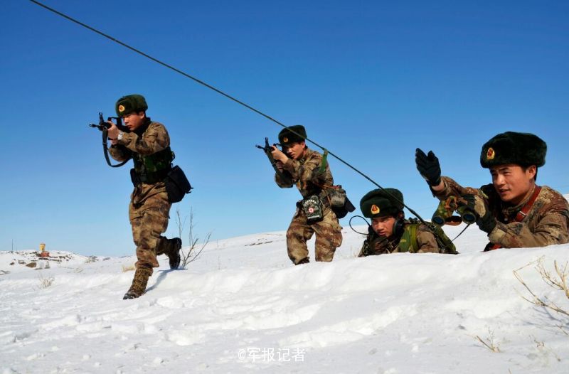 西北边陲新疆边防兵踏雪巡逻