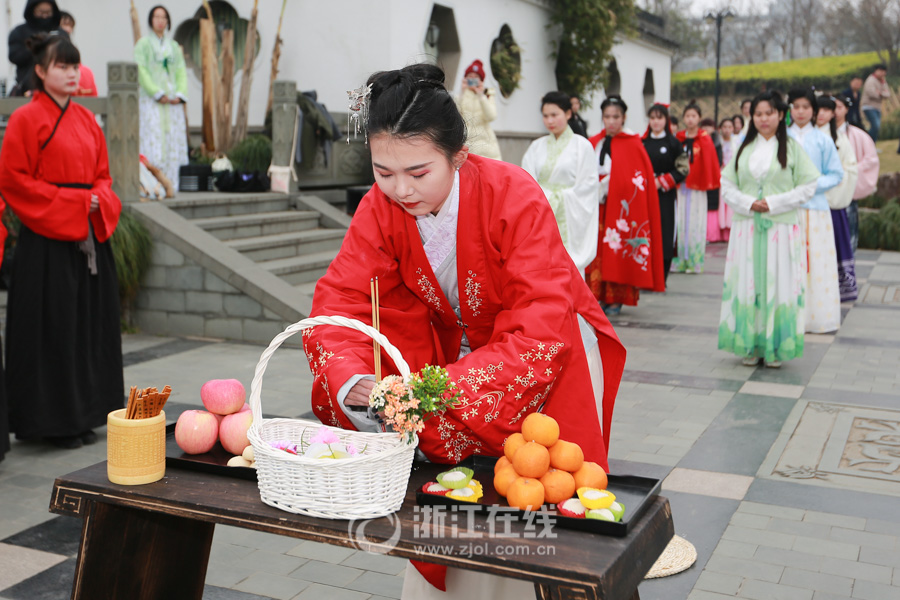 6"花朝节"浙江大学生踏青赏花 汉服少女拜花神