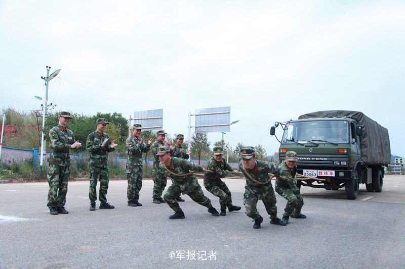 武警汽车兵体能训练拉重型军卡