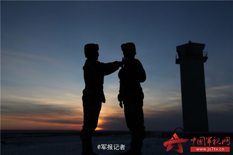 军人剪影:北疆卫士的逆光美照
