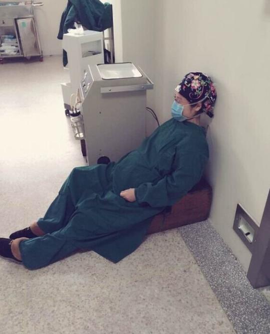 3 怀孕6个月女医生连续工作30小时 累瘫睡着