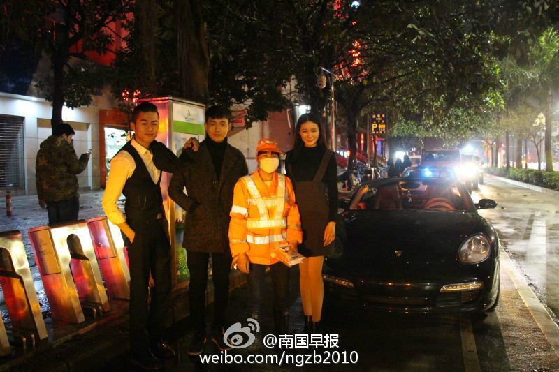 南宁"富二代"深夜开豪车给环卫工送雨衣