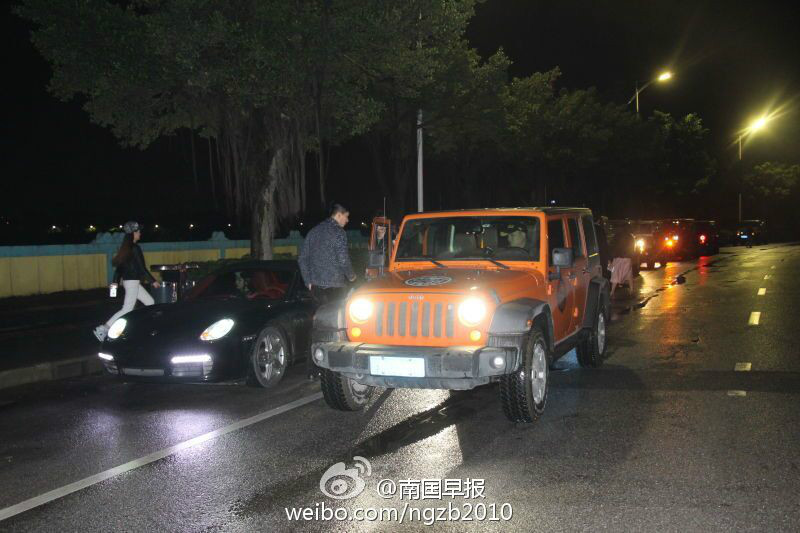 南宁"富二代"深夜开豪车给环卫工送雨衣
