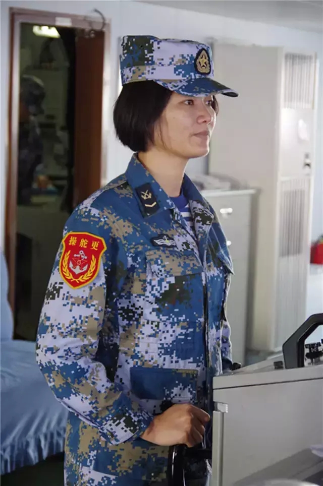 海军女舰员晒照辽宁舰当背景