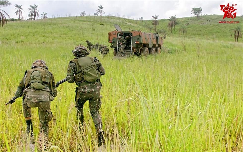 巴西陆军训练国产装甲车抢眼