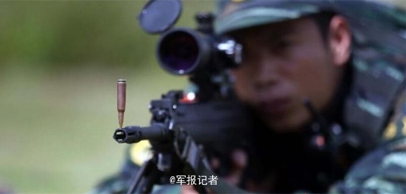 枪口爬蛇武警狙击手仍纹丝不动