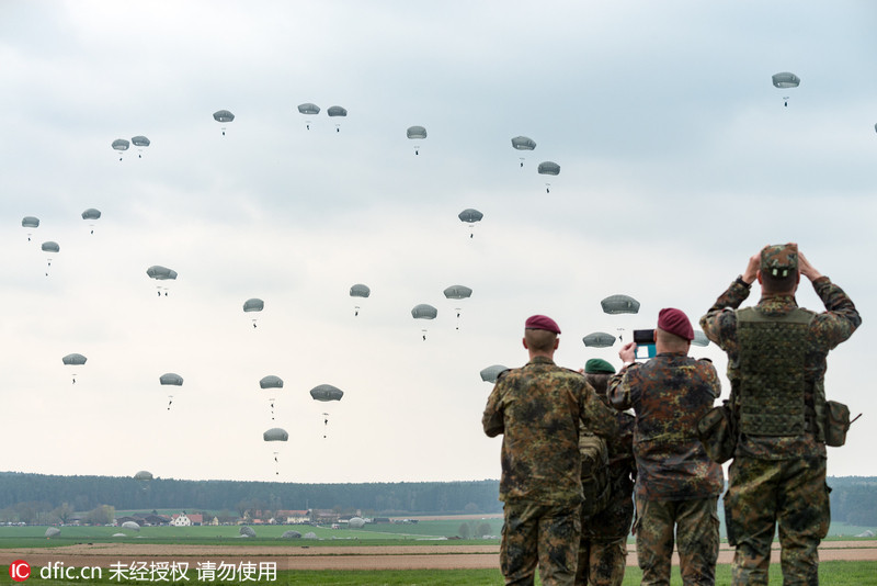 多国士兵在德国举行大规模伞兵空降演习