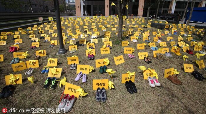 纪念韩国"世越号"沉船遇难者 上百双鞋附姓名寄托哀思