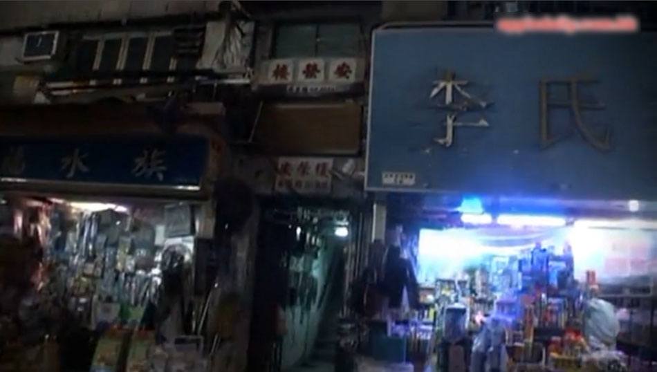 香港警察拘捕300妓女百人围观
