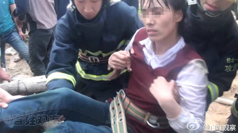 女子离家出走 掉入深井被困两天