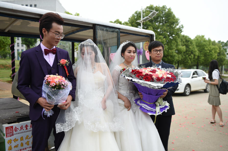 4月26日13时14分,武汉纺织大学3对学生情侣在校园内举办了集体婚礼.