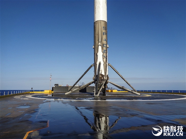 13 超高清:壮举!spacex猎鹰9号火箭成功海上回收
