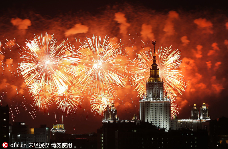 俄罗斯燃放绚丽烟花 庆祝二战胜利71周年