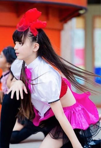 日本小学生女团走红 平均12岁身材美被疑早熟