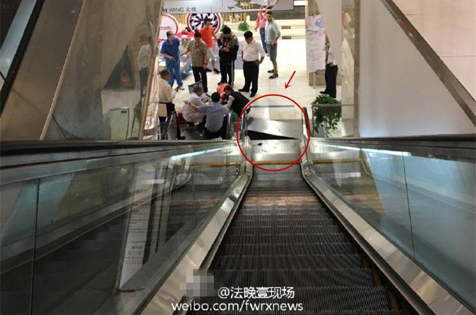4 北京一女孩掉进商场滚梯踏板
