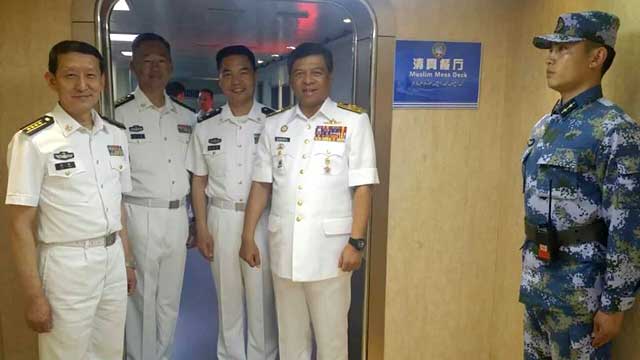 马来西亚海军司令访问辽宁舰