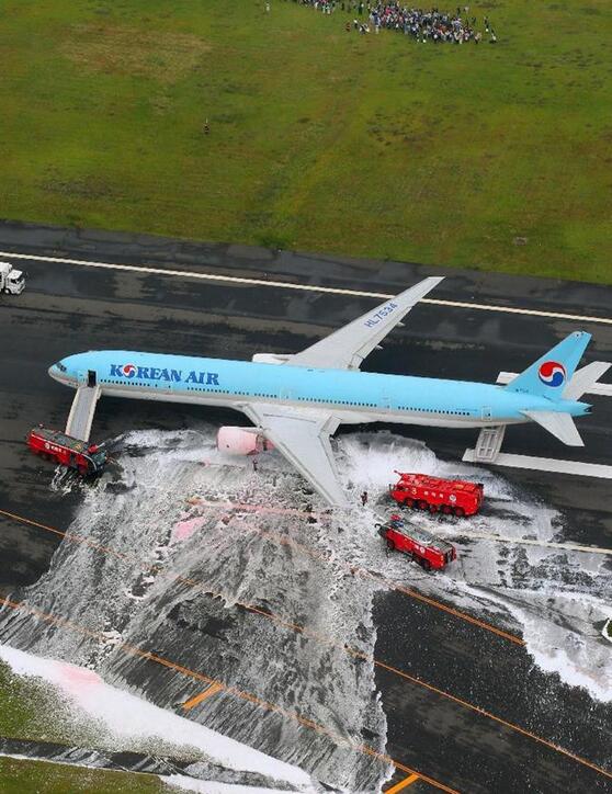 大韩航空一家客机在日本机翼起火幸无人受伤