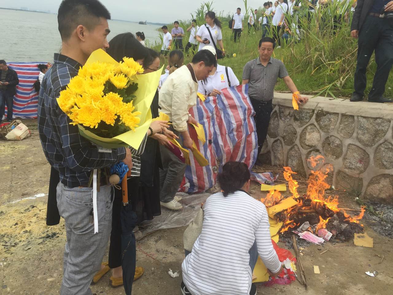 9 东方之星沉没一周年 遇难者家属前往江边祭奠