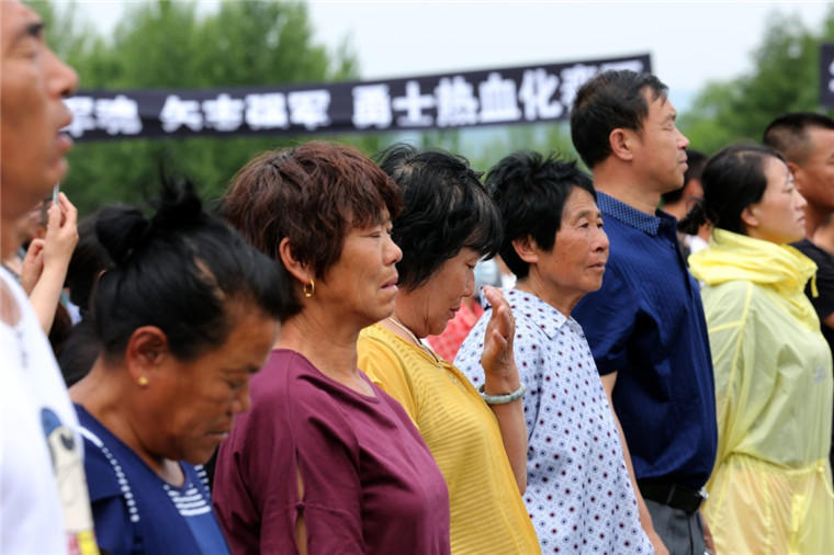 申亮亮烈士遗体火化 母亲痛哭
