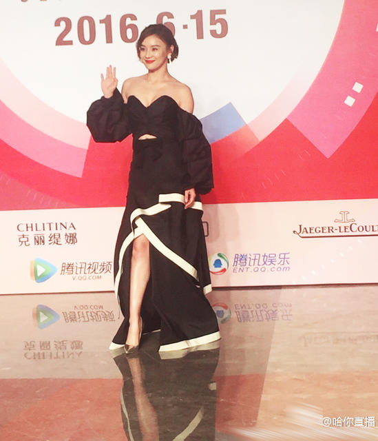 袁姗姗礼服摇摇欲坠秀香肩 美得像黑天鹅