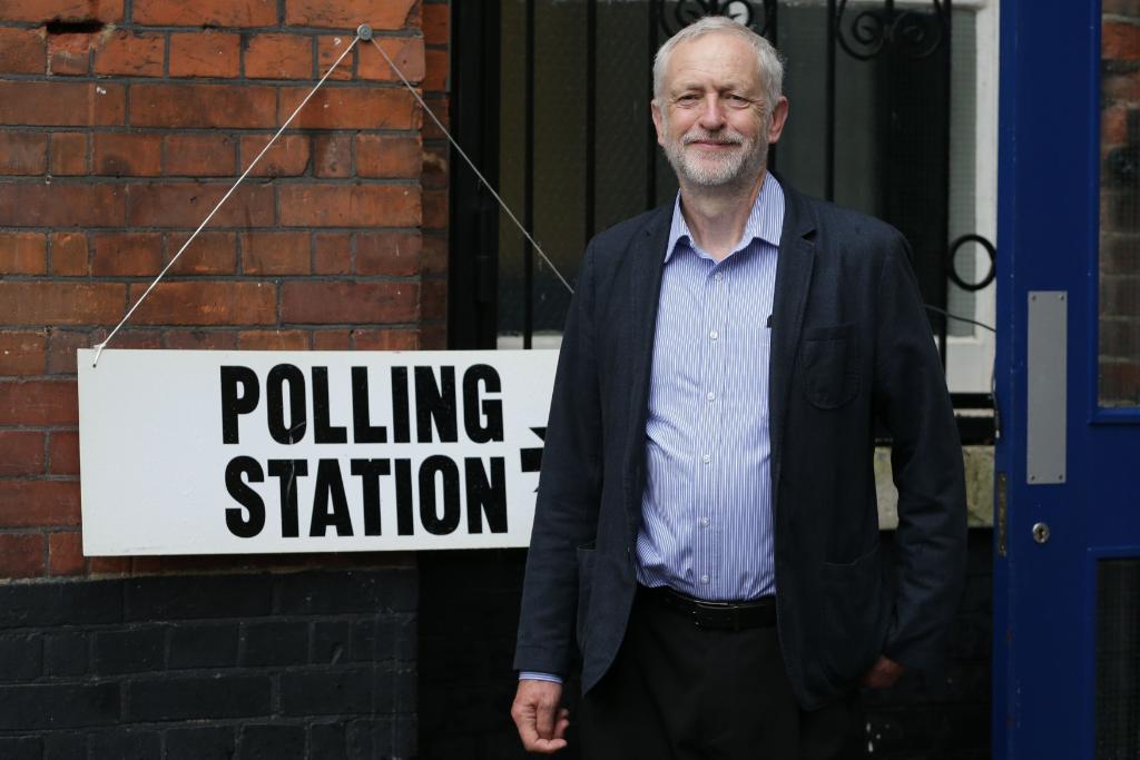 英国工党领袖杰瑞米·科尔宾(jeremy corbyn)在伦敦伊斯灵顿区投票站
