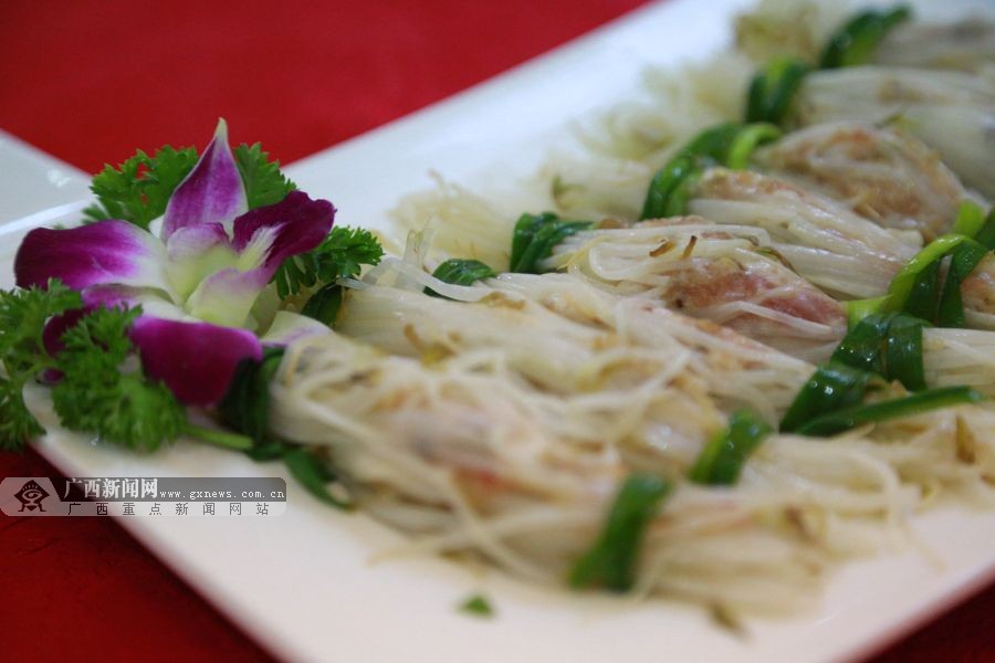 豆芽酿得用绣花针把豆芽竖着慢慢掏空,然后将肉剁成丝状的馅儿一点