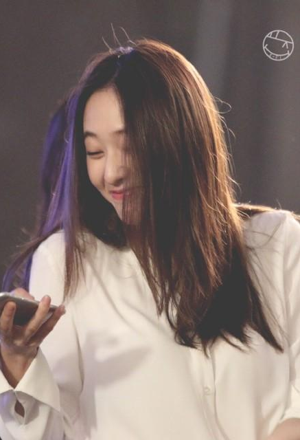 又贡献表情包?衬衫控郑秀晶怎么拍都是美