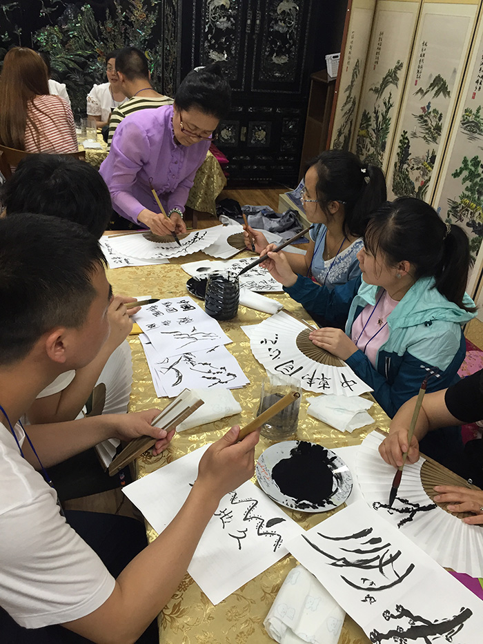 中国青年使者参观韩国景福宫及博物馆并体验传统文化