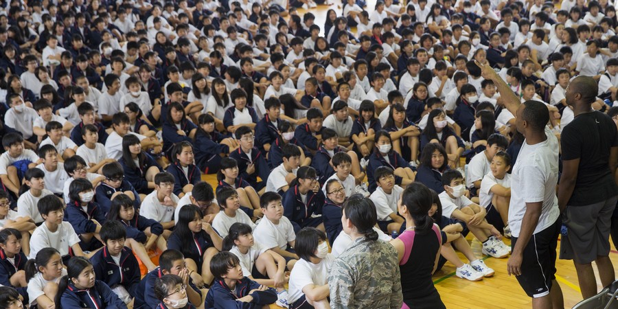 美军教官和日本中学生在学校体育馆举行联欢活动.