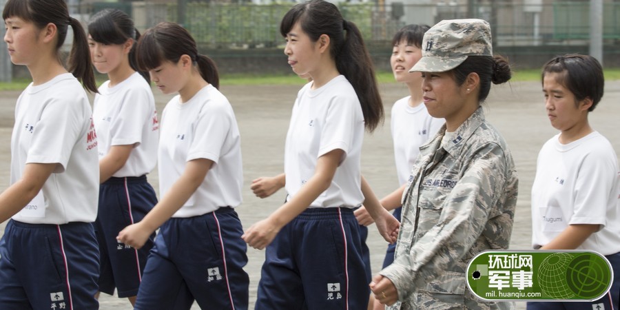 美国大兵给日本女中学生军训