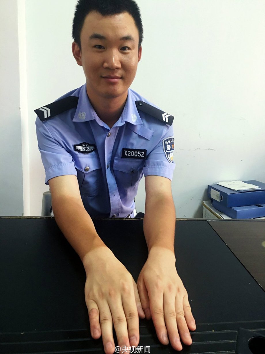 脱下手套和警服之后的交警