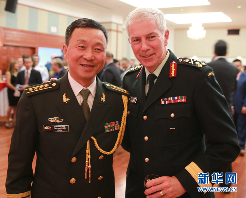 中国驻加拿大使馆武官朱海涛大校与加拿大国防副参谋长盖伊·蒂博中将