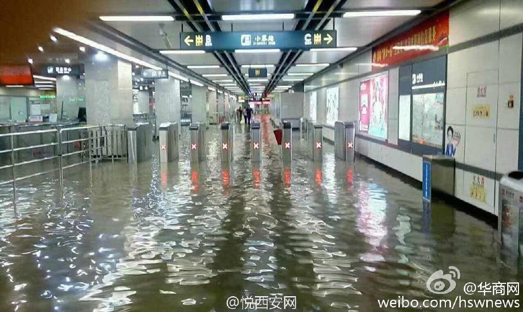 西安暴雨部分地铁站雨水倒灌多路段积水深