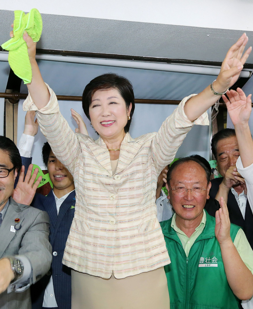 第一次参选的原防卫大臣小池百合子(64岁,力压原总务大臣增田宽也(64